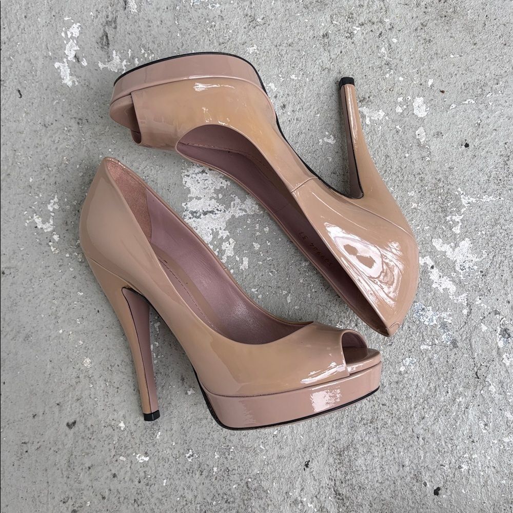 Gucci patent leather nude peep toe heels - Picture 2 of 10